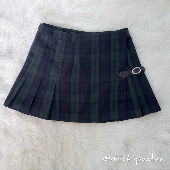 Brandy Melville Adjustable Waist Plaid Mini Skirt in Black and Green - Picture 12 of 13